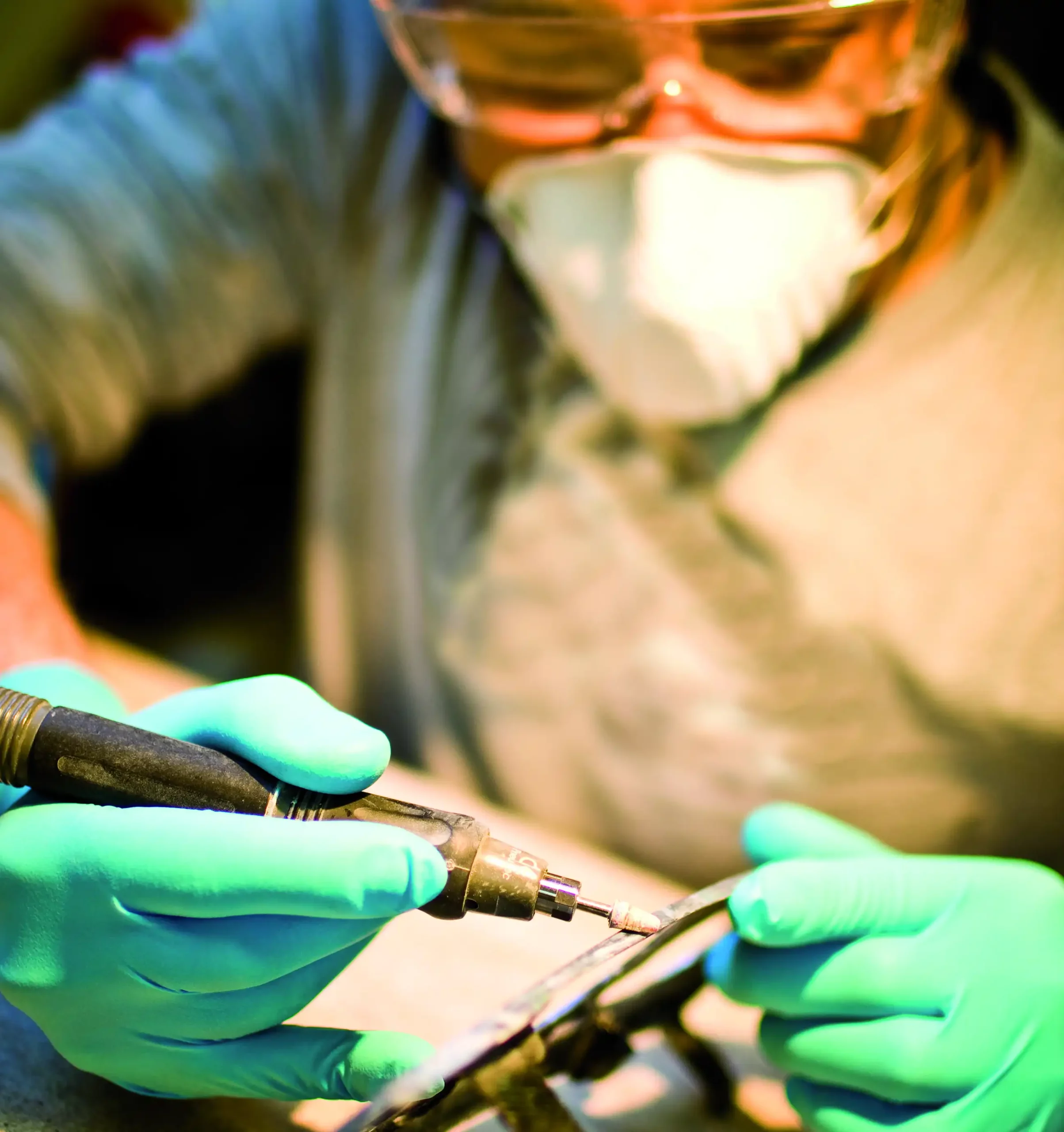 Superlativa craftmanship men work on pearl